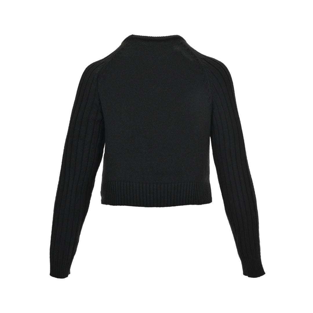 Damenpullover mit Rundhalsausschnitt und Buchstabenlogo aus Metall