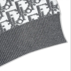 Pull monogrammé sur tout le corps