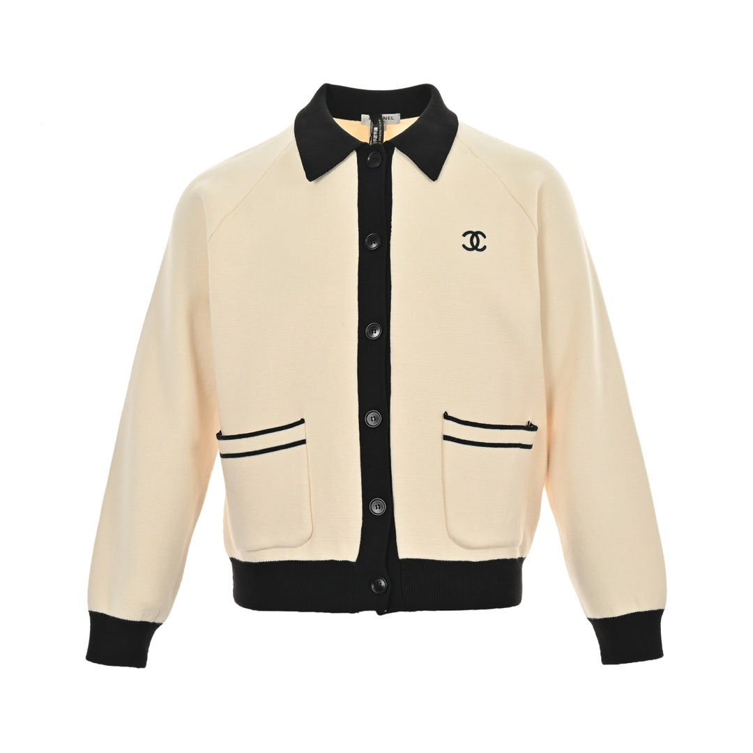 Veste pull en tricot contrasté avec revers et logo CC