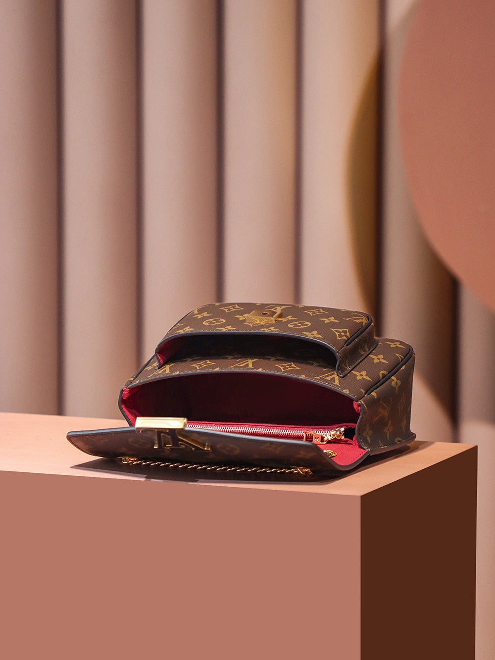 Braunes, beschichtetes Canvas mit Monogramm und Passy-Goldbeschlägen