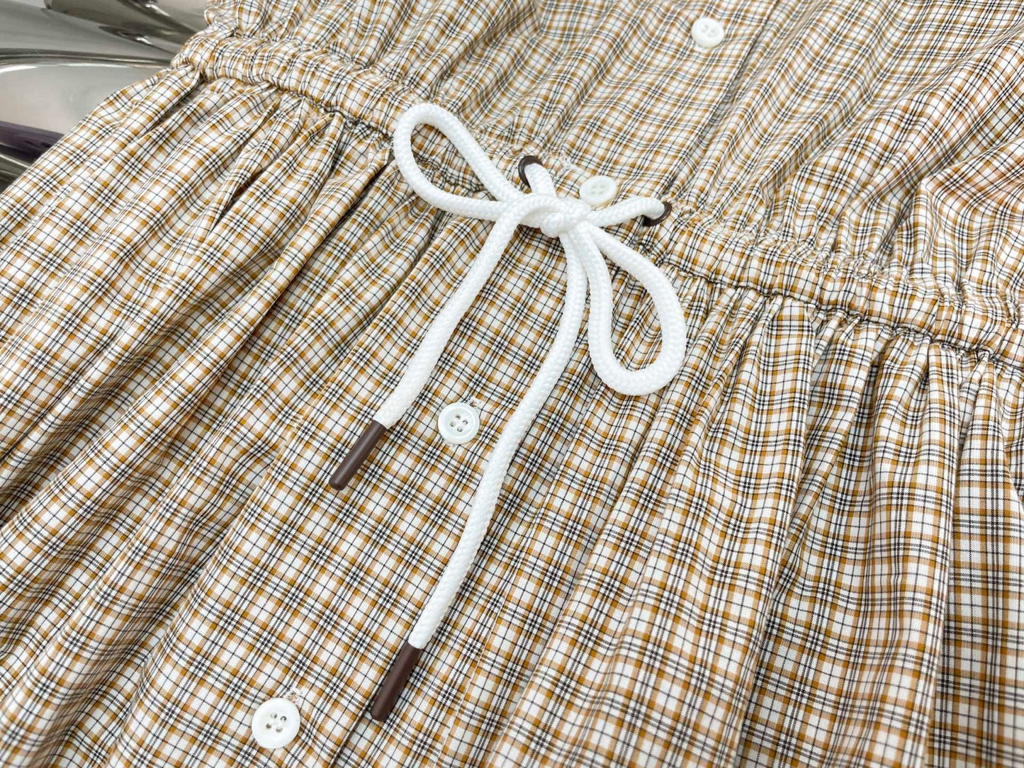 Kariertes Hemdblusenkleid mit Kontrastkragen und Kordelzug in der Taille 