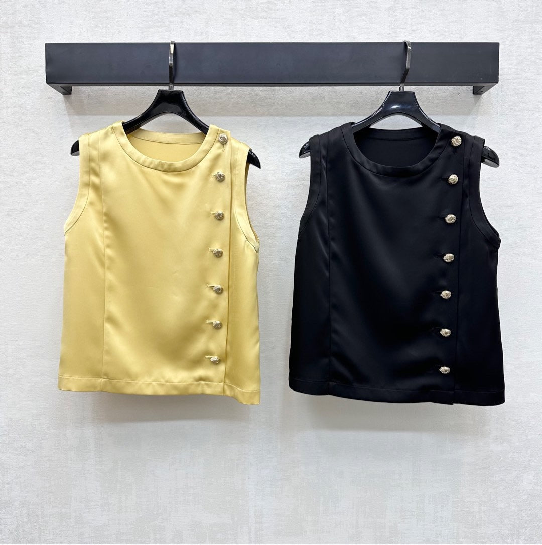 Ärmelloses Satin-Top mit verzierten Goldknöpfen