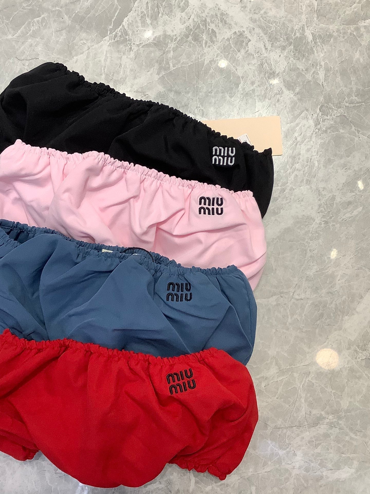 Gerafftes Bandeau-Top in lebendigen Farbtönen 