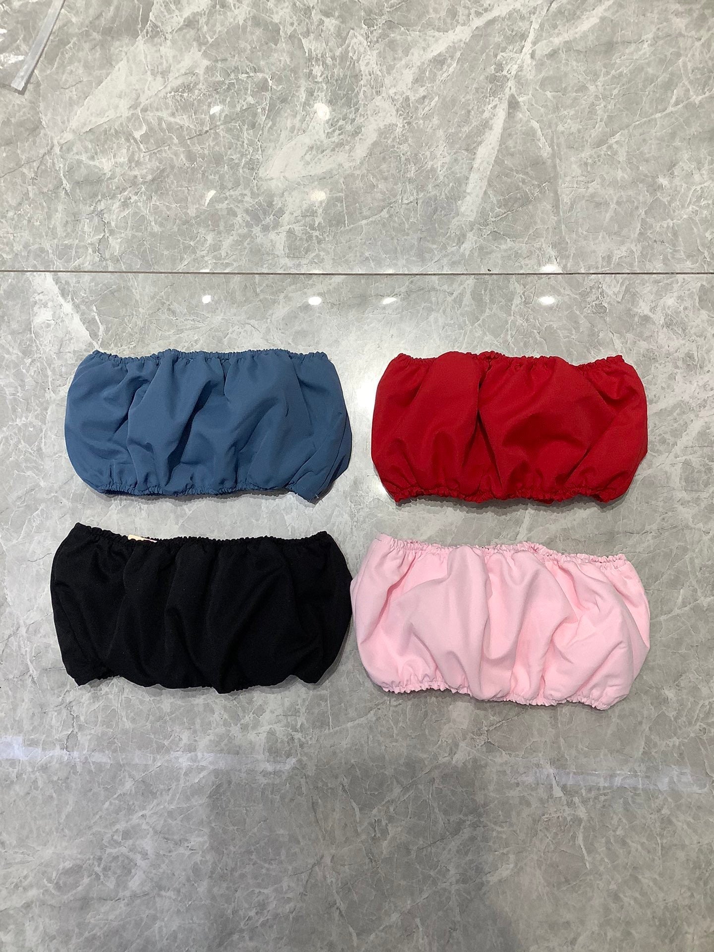 Gerafftes Bandeau-Top in lebendigen Farbtönen 