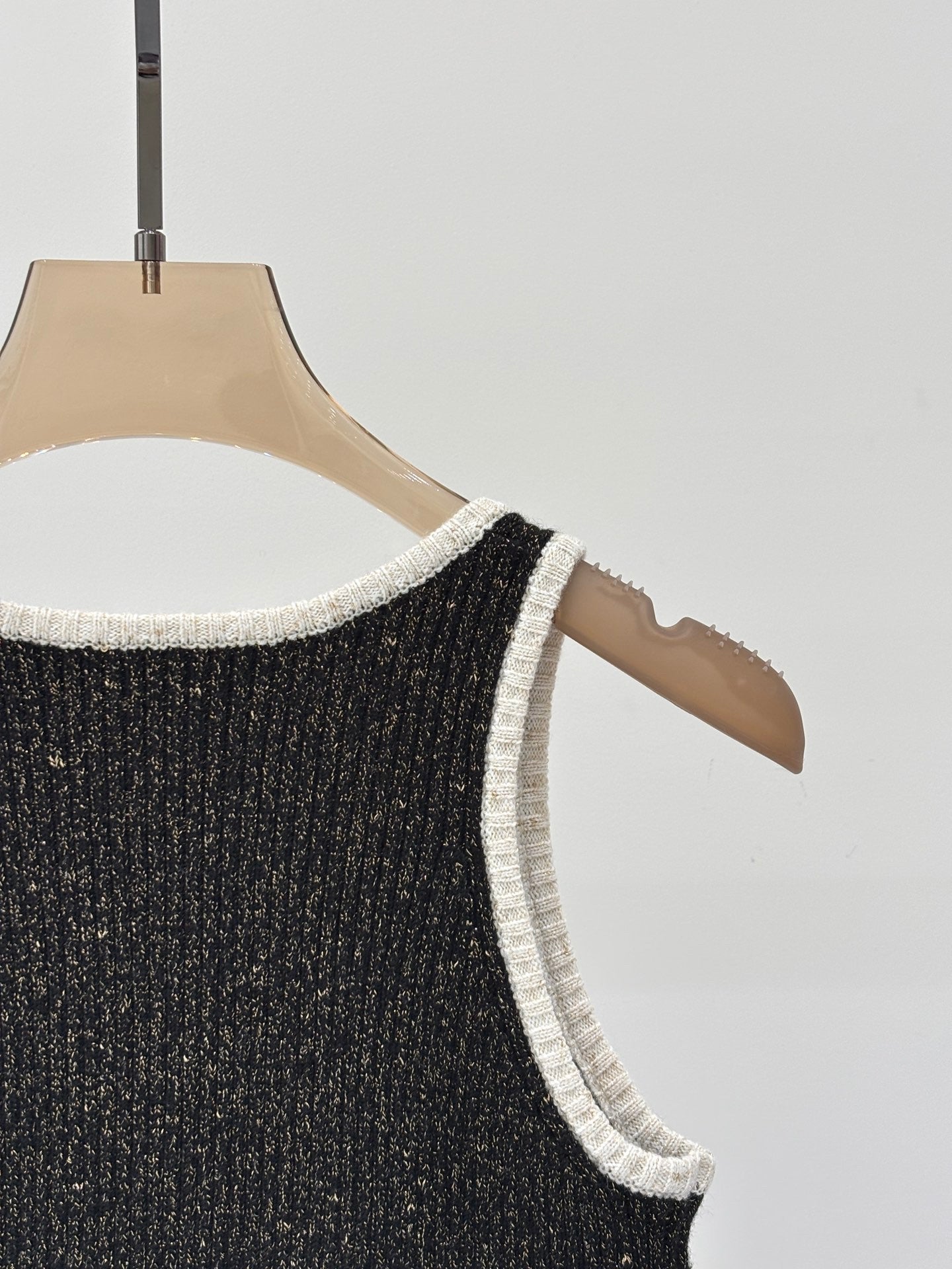 Débardeur en tricot tweed noir et blanc à motifs métallisés 