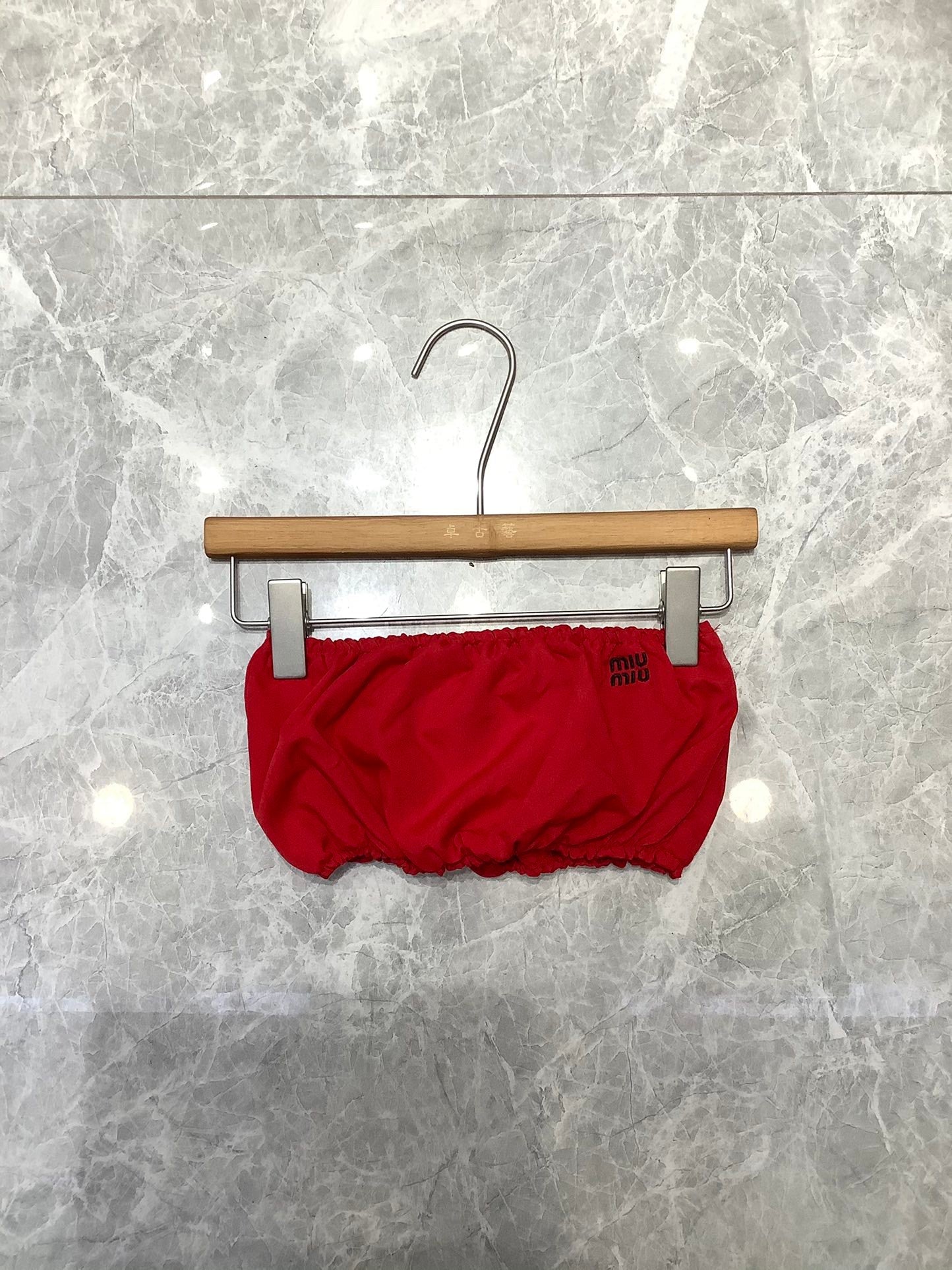 Gerafftes Bandeau-Top in lebendigen Farbtönen 