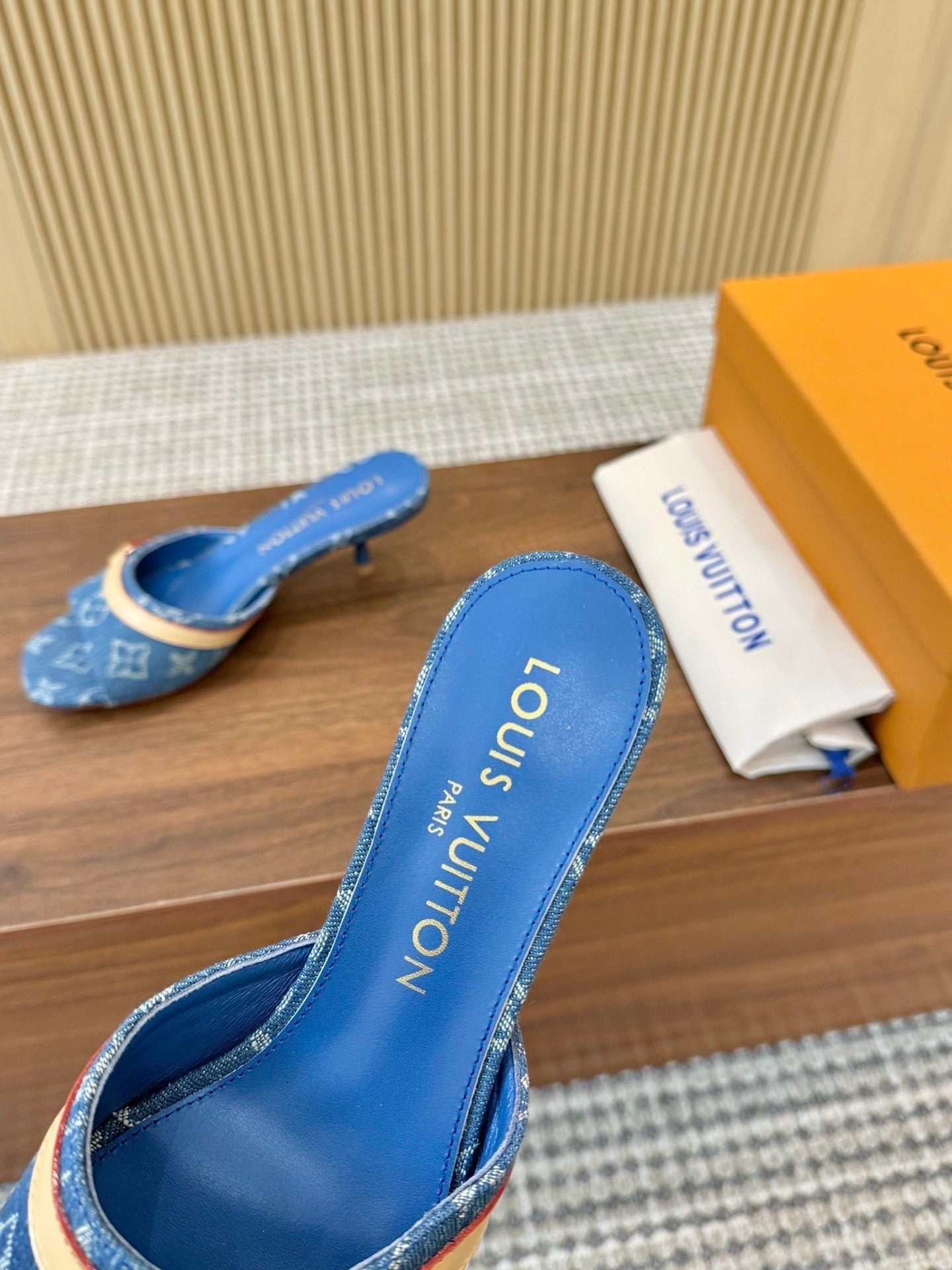 Mules à talons en denim monogrammé avec bride contrastée 