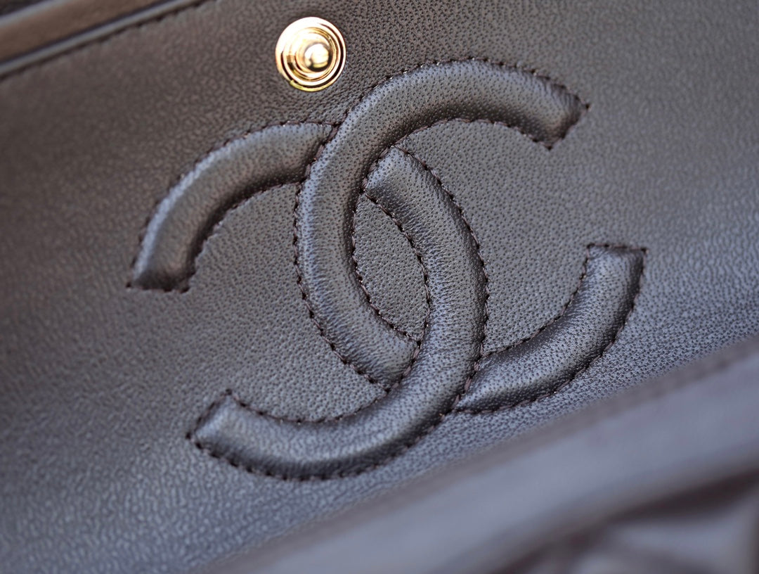 Kleines klassisches Doppel-Flip-Cover in Schokolade