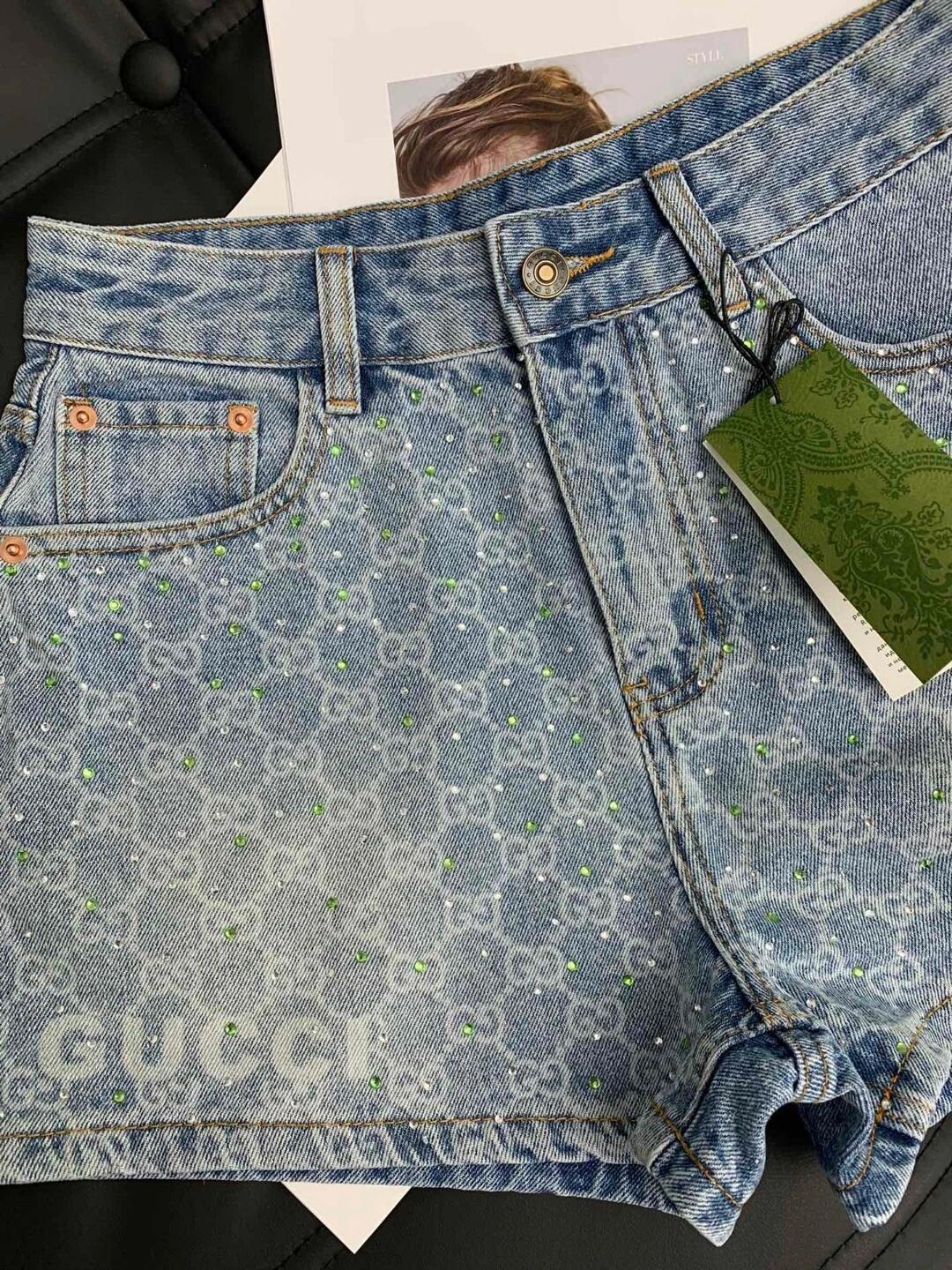 Jeansshorts mit Strassbesatz