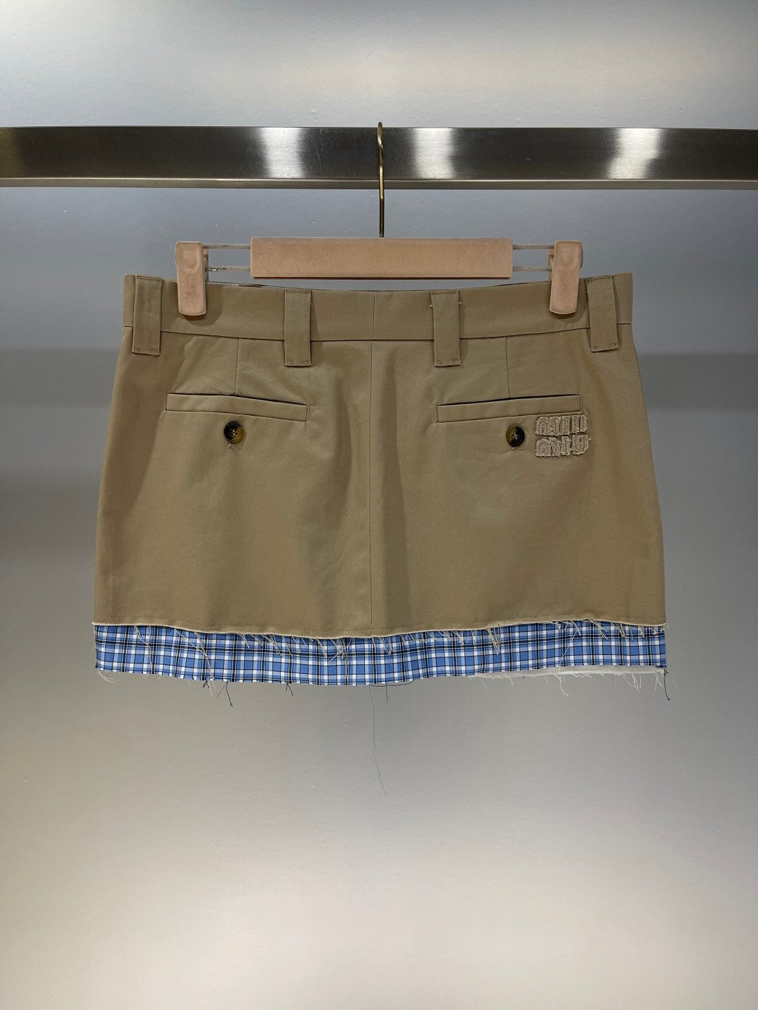 Khakifarbener Minirock mit kariertem Saum