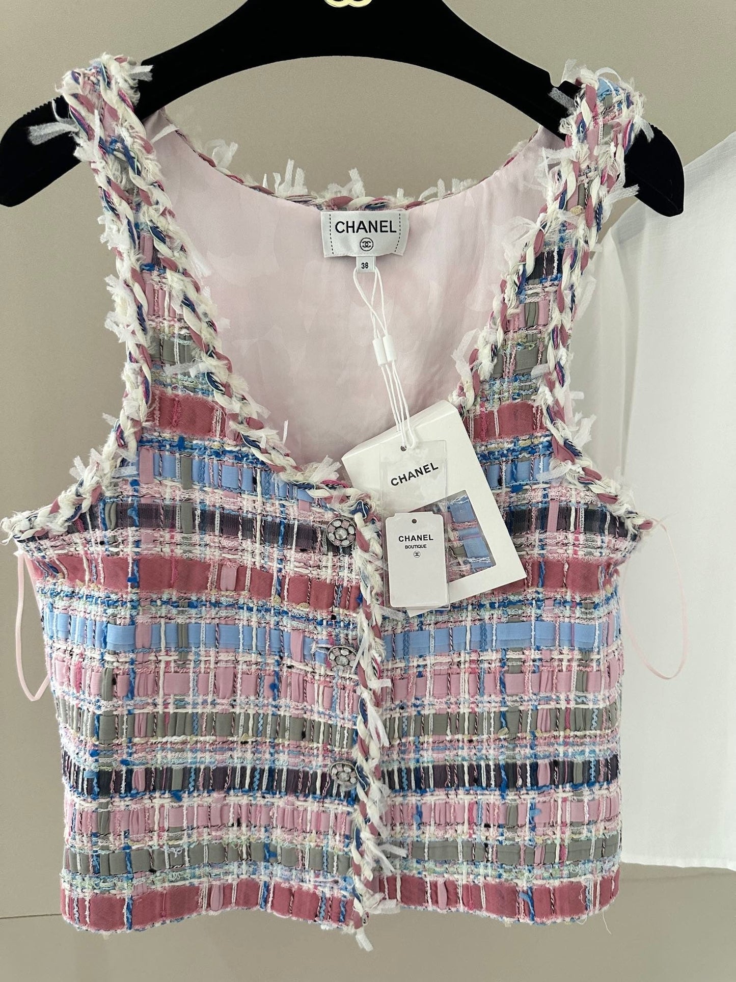 Pastellfarbenes Tweed-Crop-Top mit ausgefransten Kanten und verzierten Knöpfen 