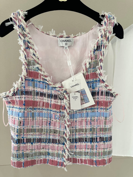 Pastellfarbenes Tweed-Crop-Top mit ausgefransten Kanten und verzierten Knöpfen 