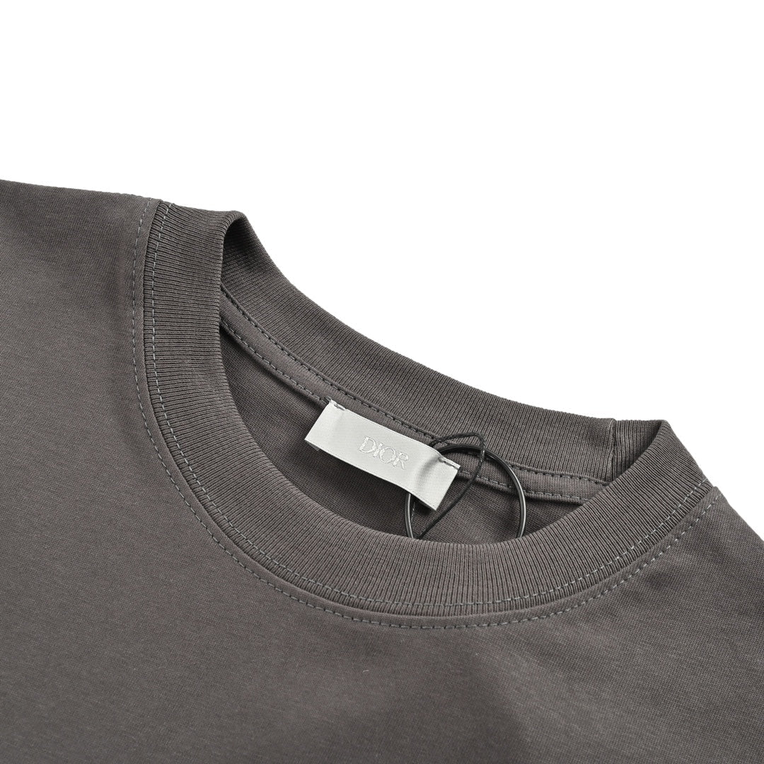 Kurze Ärmel mit geflocktem Schriftzug auf der Rückseite 