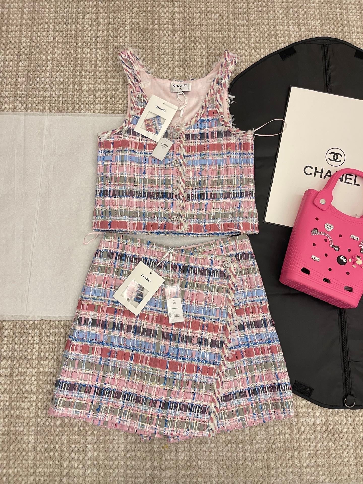 Pastellfarbenes Tweed-Crop-Top mit ausgefransten Kanten und verzierten Knöpfen 