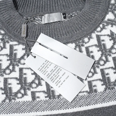 Pull monogrammé sur tout le corps