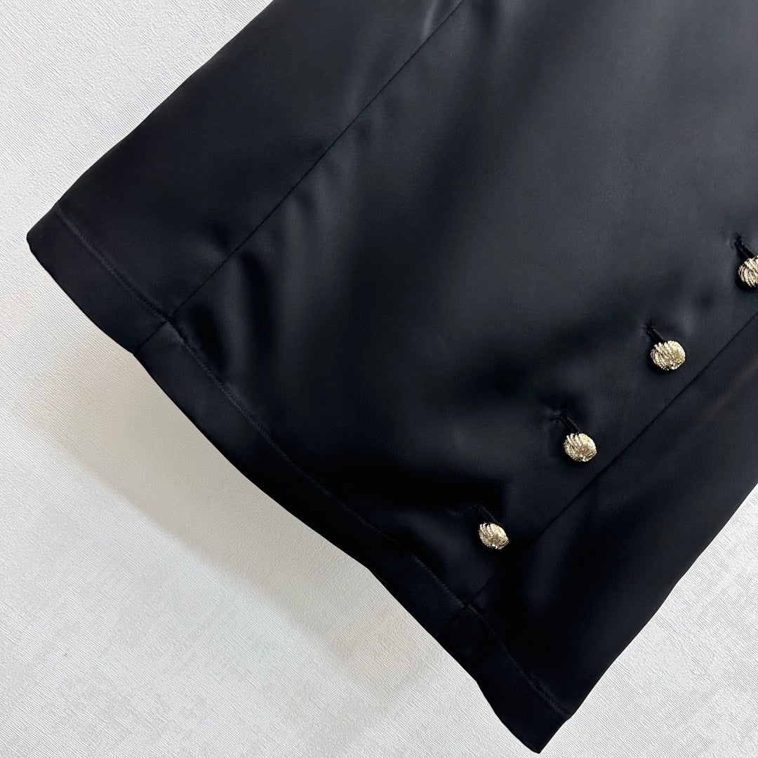 Ärmelloses Satin-Top mit verzierten Goldknöpfen