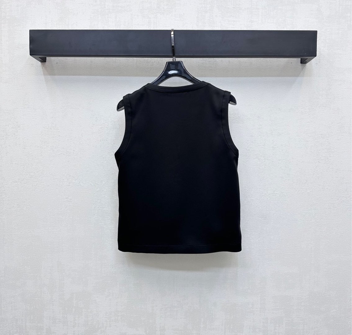 Ärmelloses Satin-Top mit verzierten Goldknöpfen