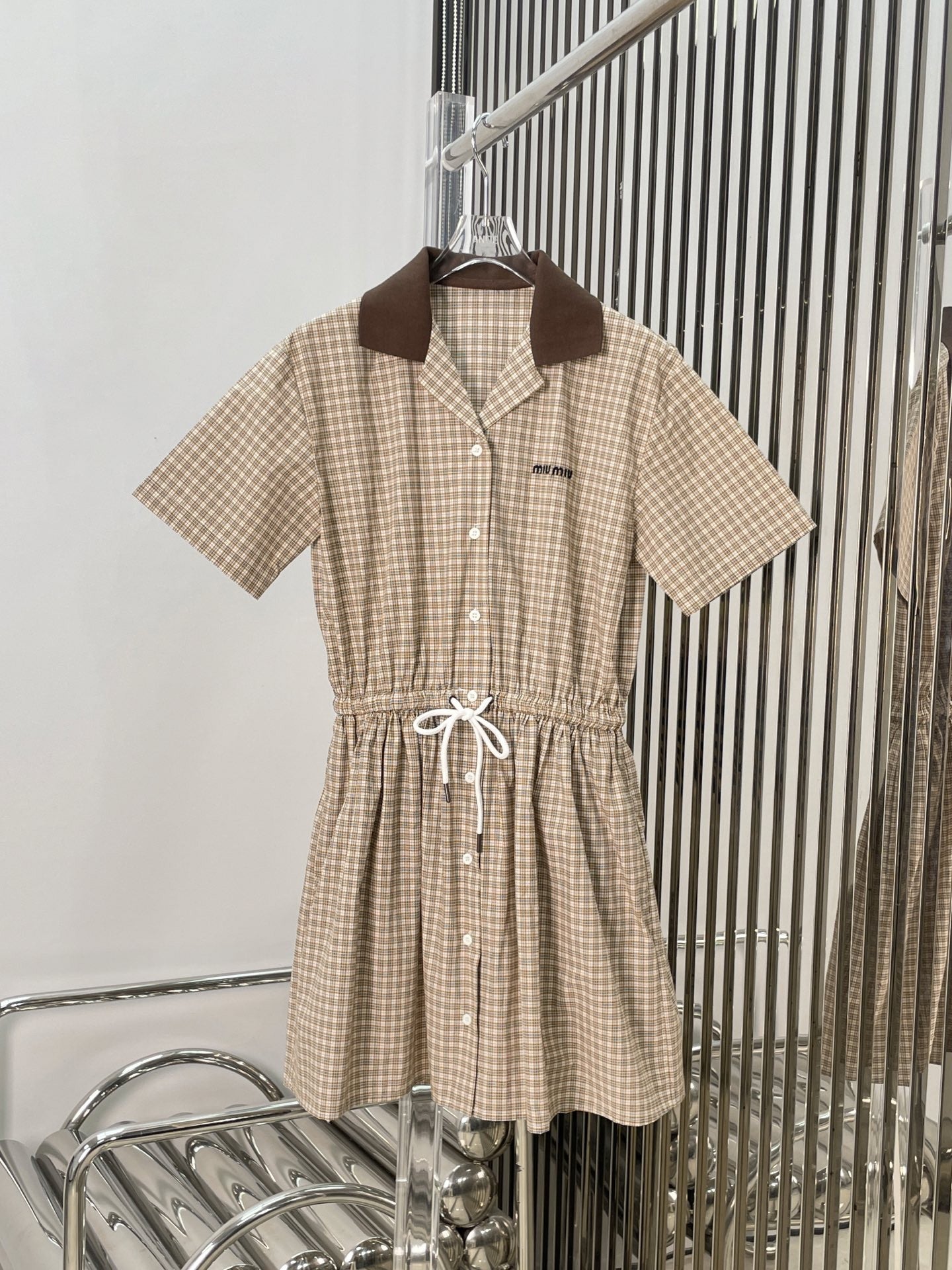 Kariertes Hemdblusenkleid mit Kontrastkragen und Kordelzug in der Taille 