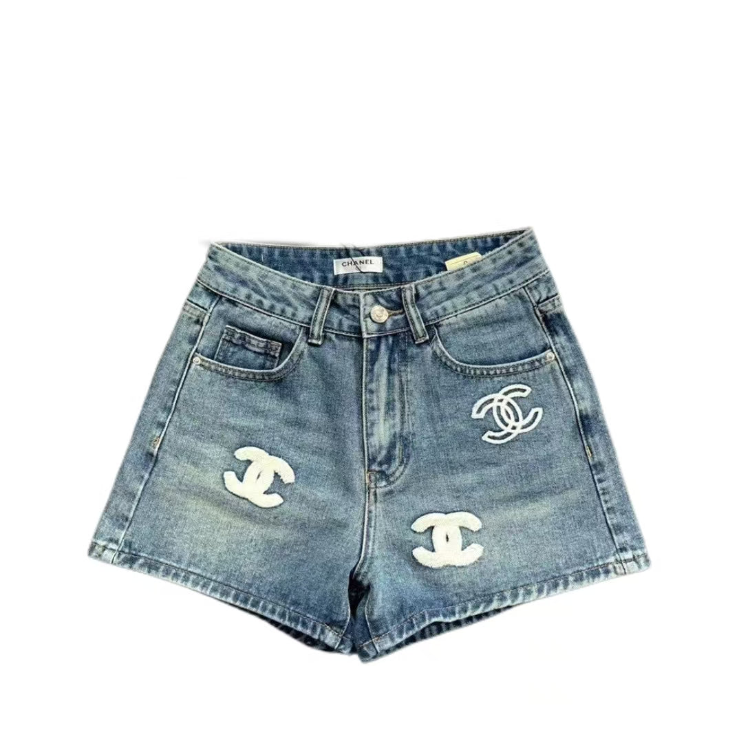 Neue Jeansshorts mit Logo