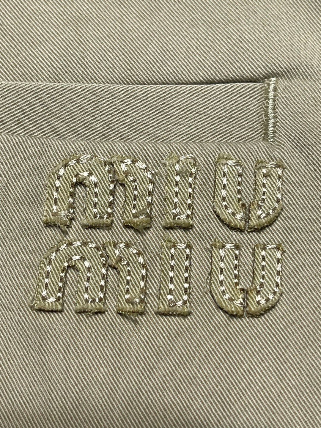 Khakifarbener Minirock mit kariertem Saum