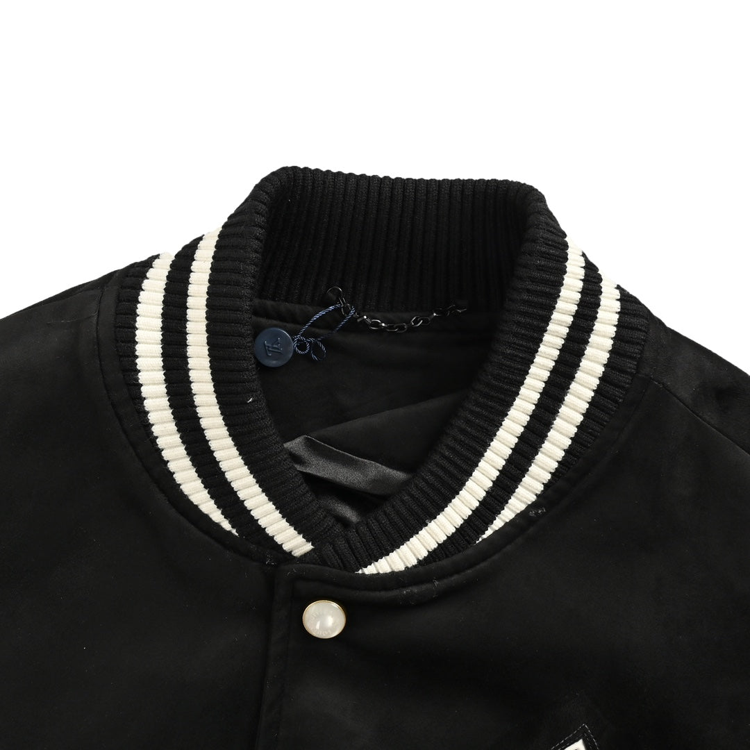 Heiße Baseballjacke aus Wildleder mit vierblättrigem Kleeblatt-Logo und Strasssteinen