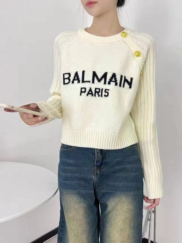 Damenpullover mit Rundhalsausschnitt und Buchstabenlogo aus Metall