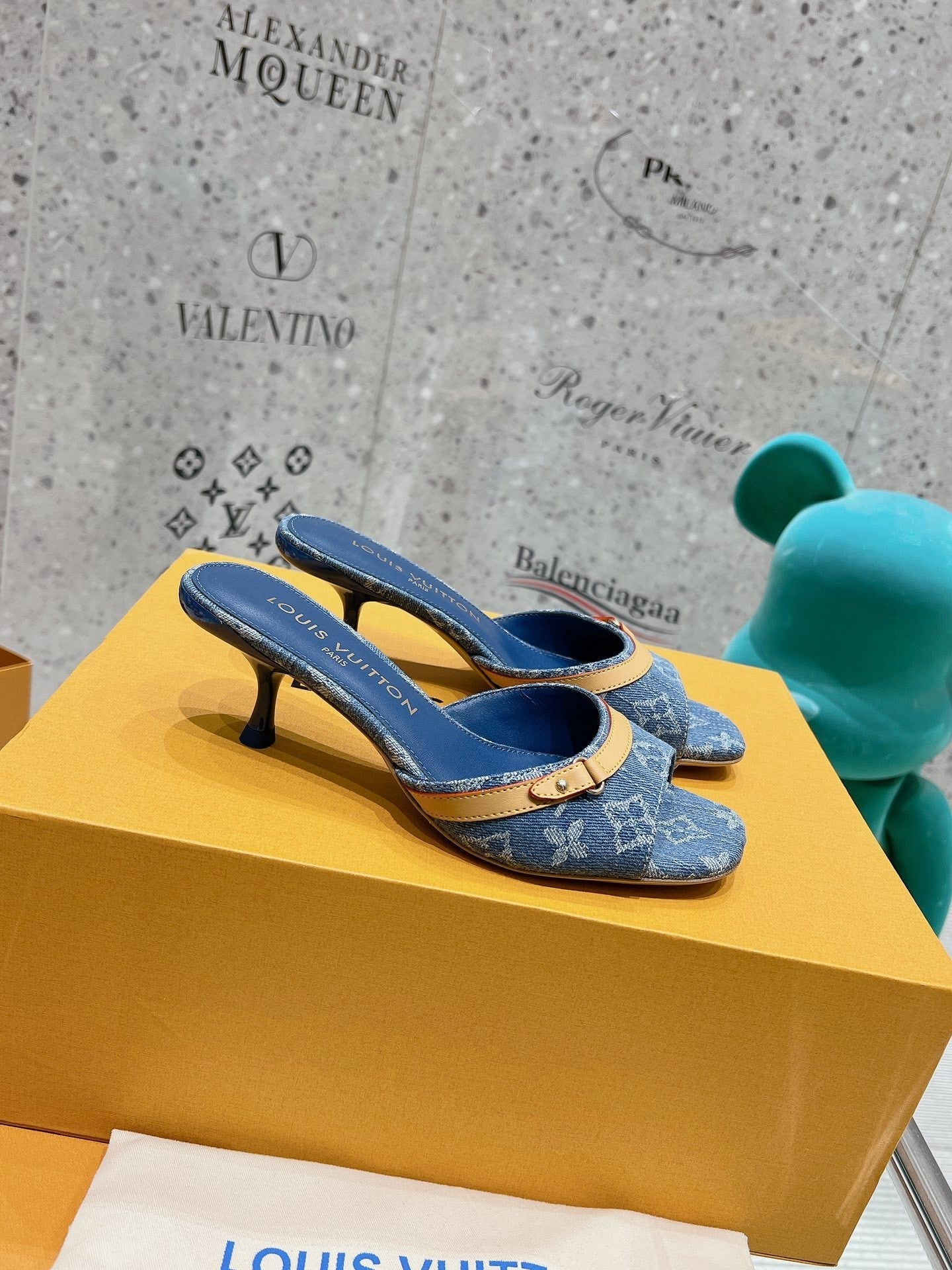 Mules à talons en denim monogrammé avec bride contrastée 