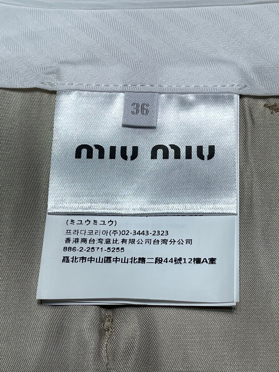 Khakifarbener Minirock mit kariertem Saum