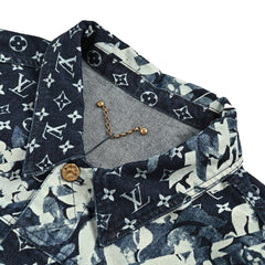 Blaue Jeansjacke mit spitzem Kragen für Alterssichtigkeit