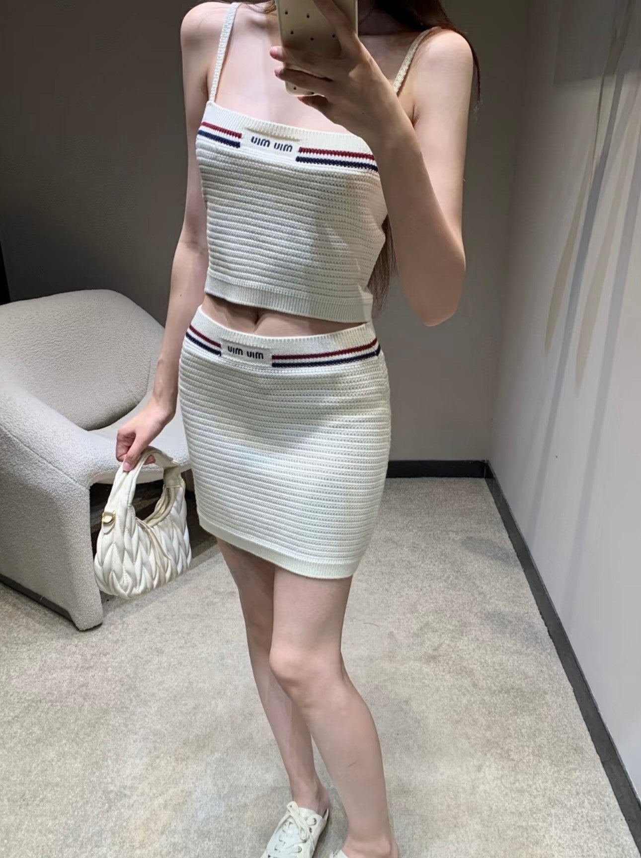 Sportlich-schickes Set aus Strick-Camisole und Minirock 