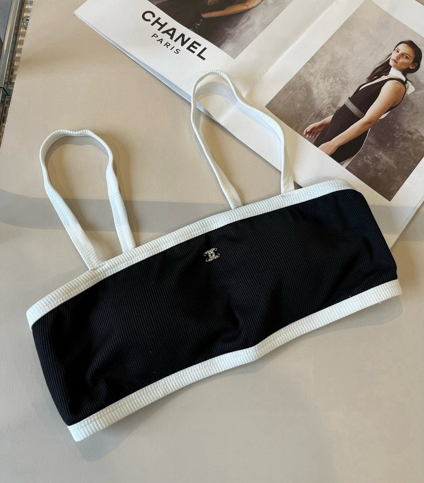 Bikini côtelé noir et blanc avec accessoires convertibles 