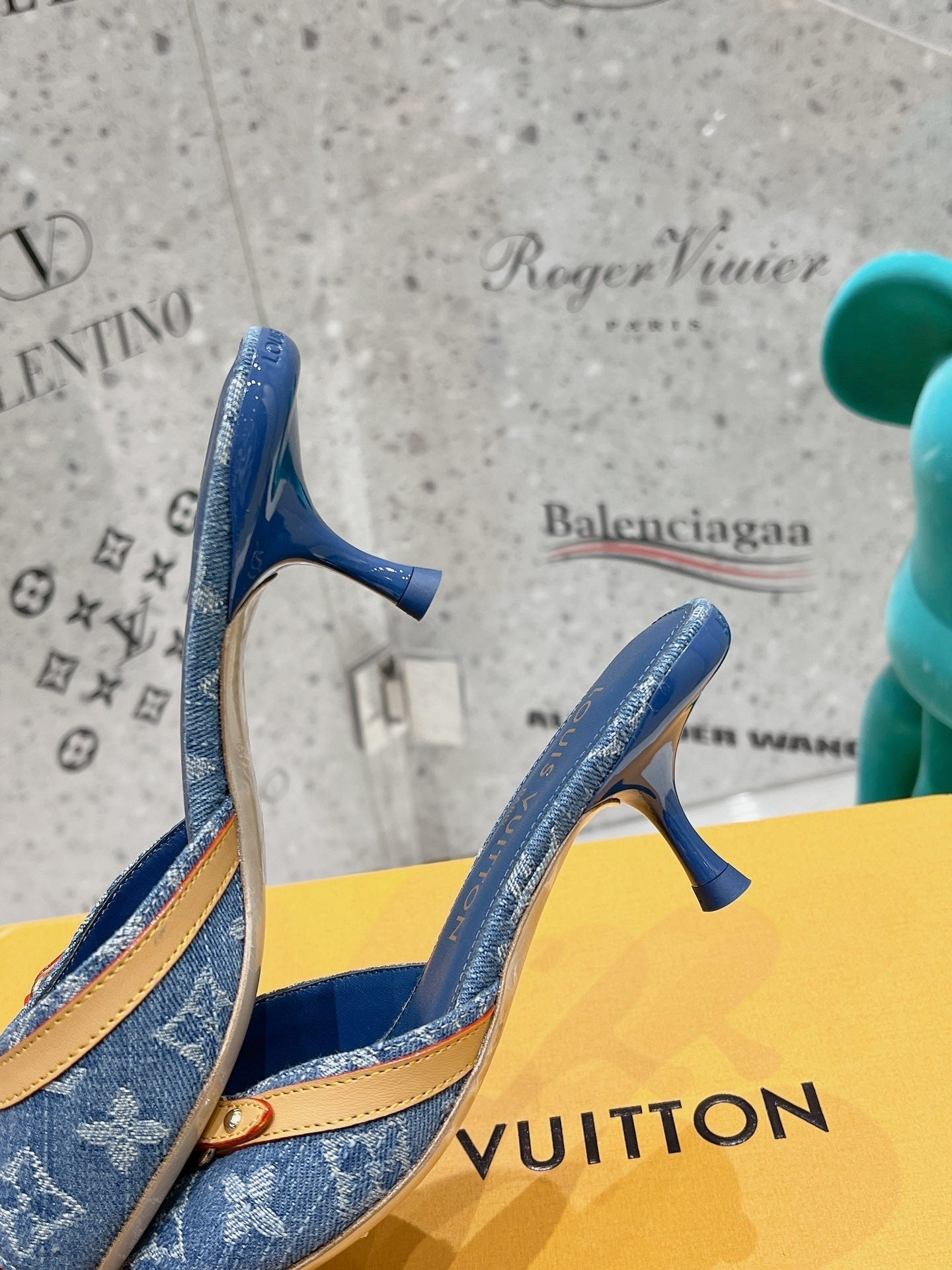 Mules à talons en denim monogrammé avec bride contrastée 