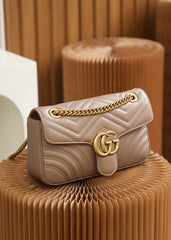 Kleine GG Marmont 2.0 Schultertasche in Milchteefarbe