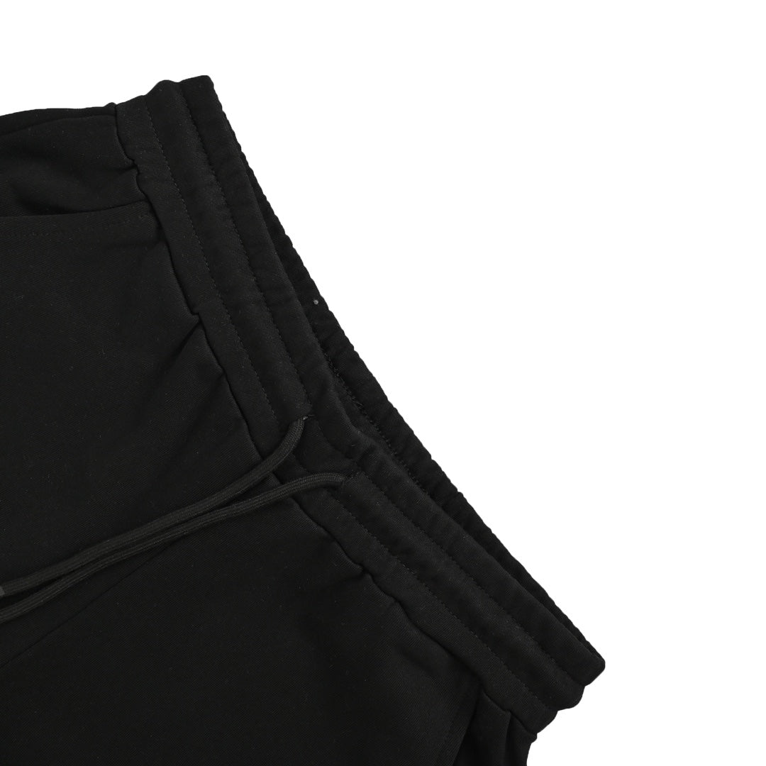 short avec logo brodé à grandes lettres