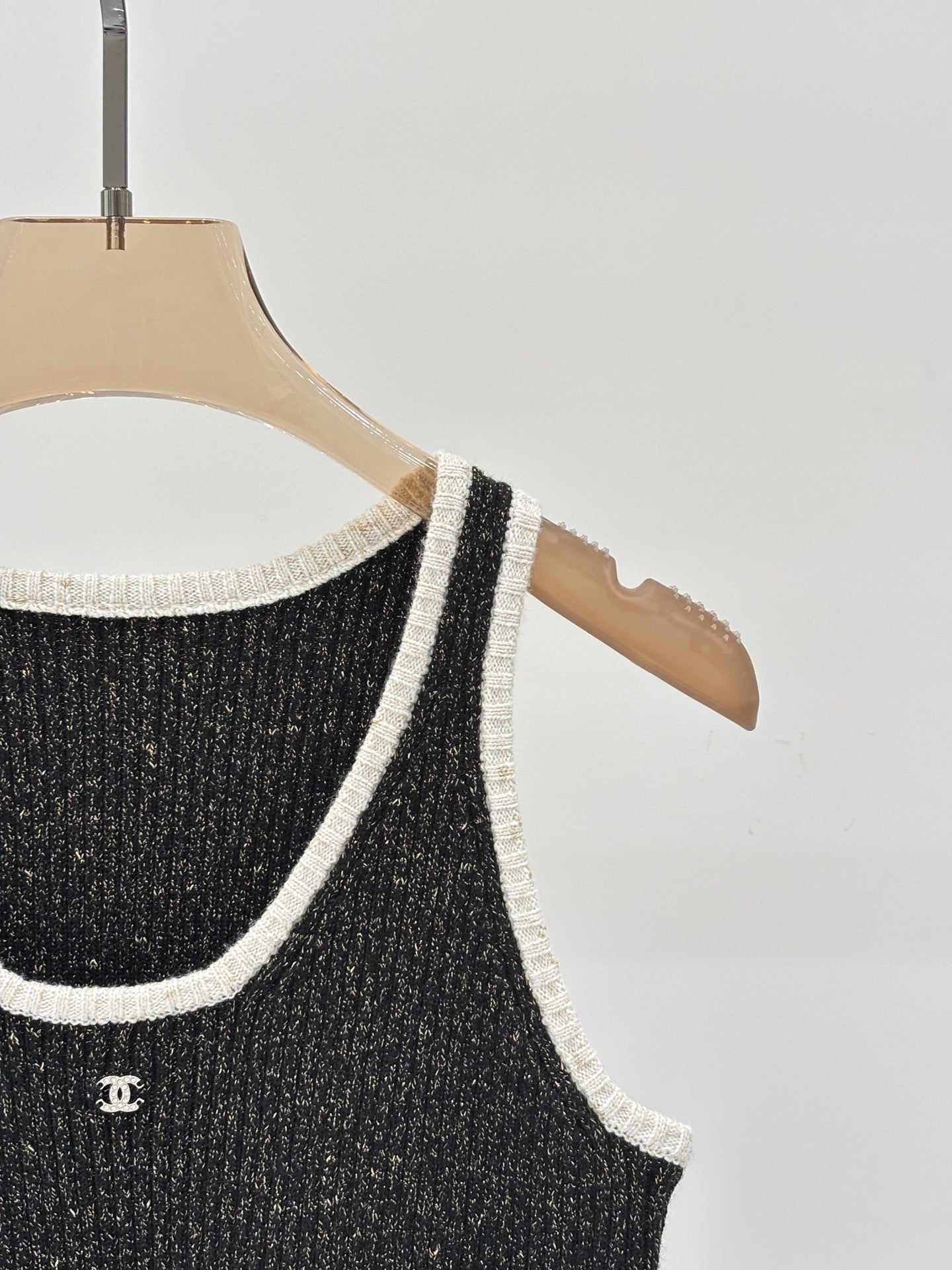 Débardeur en tricot tweed noir et blanc à motifs métallisés 