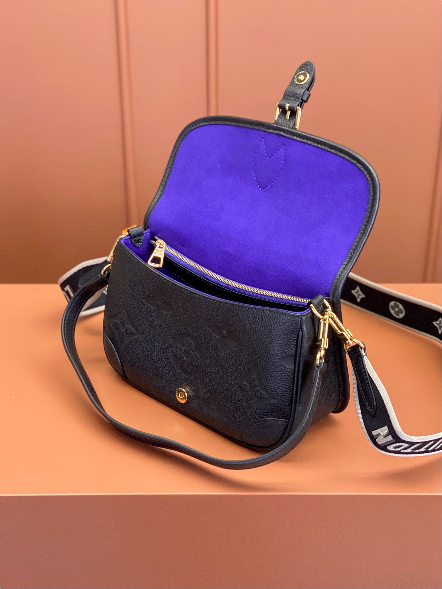 Diane Monogram Empreinte Cuir