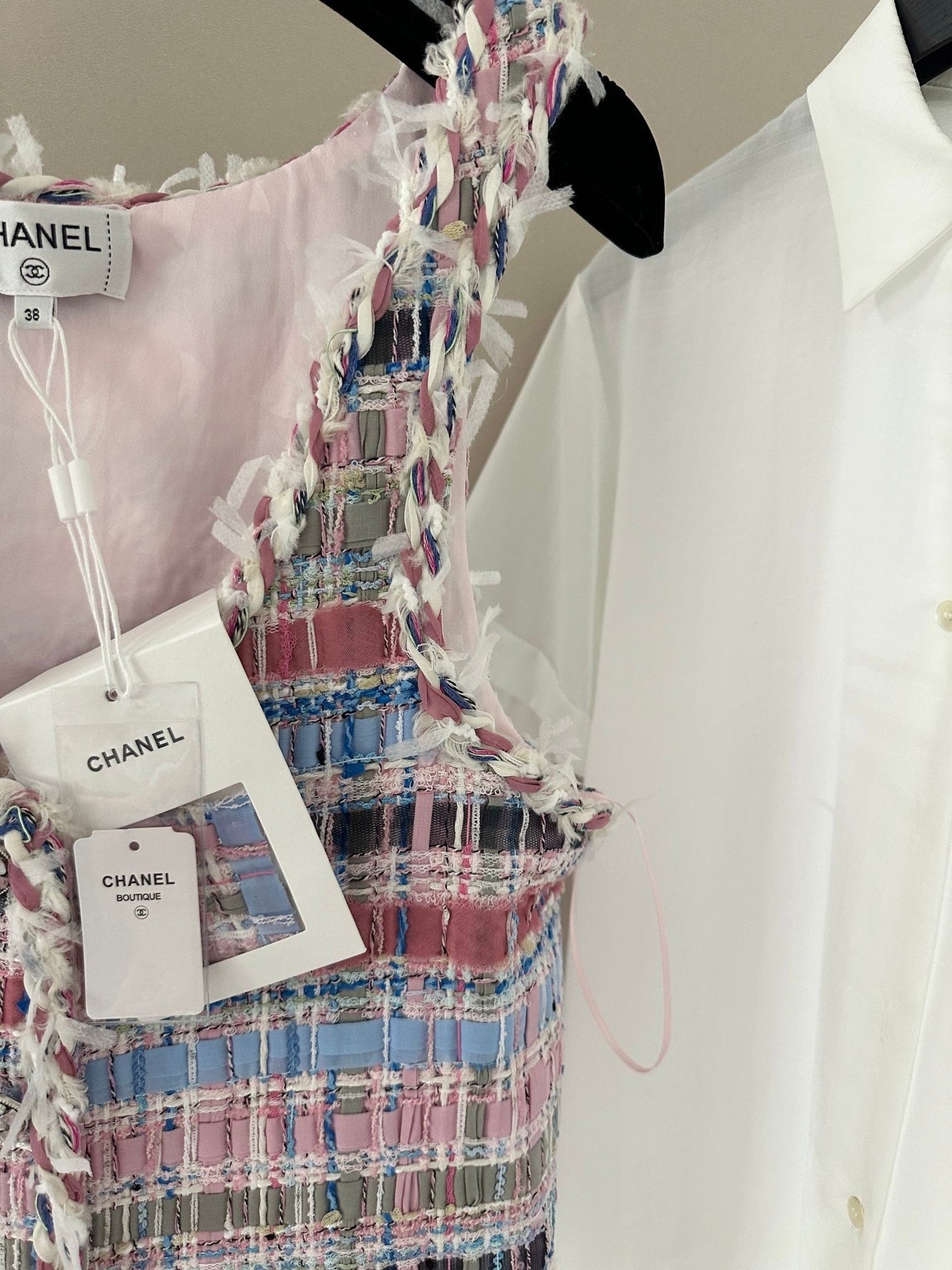 Pastellfarbenes Tweed-Crop-Top mit ausgefransten Kanten und verzierten Knöpfen 