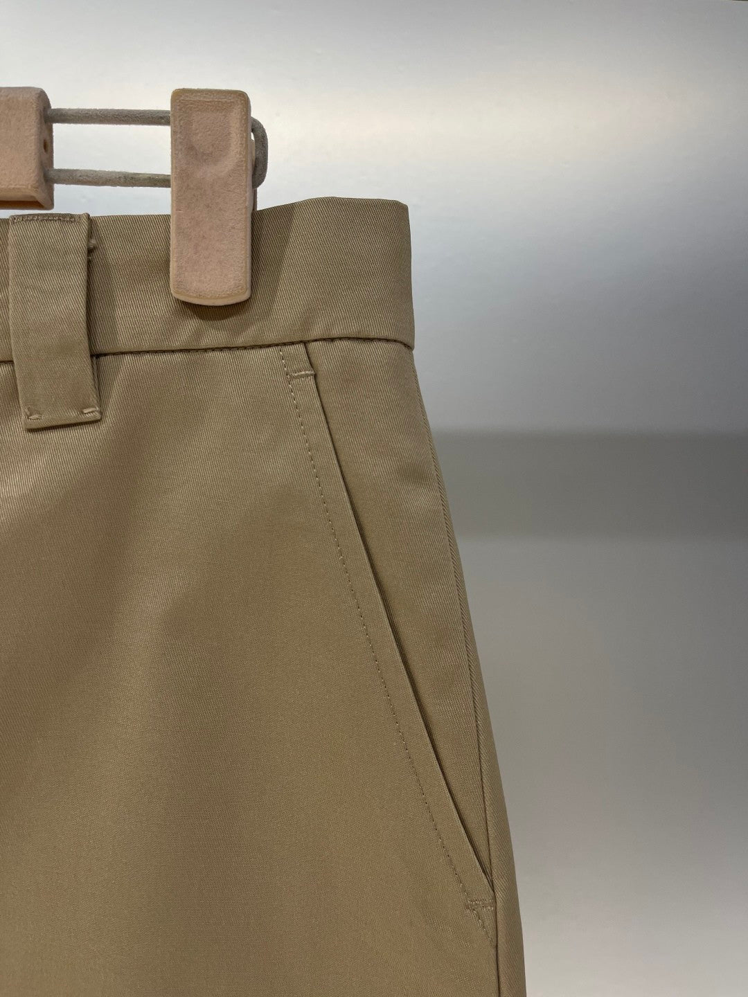 Khakifarbener Minirock mit kariertem Saum