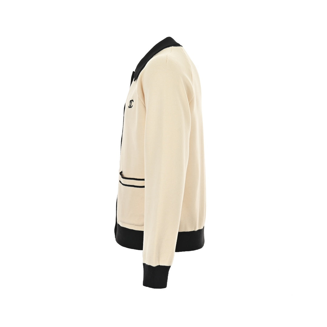 Veste pull en tricot contrasté avec revers et logo CC