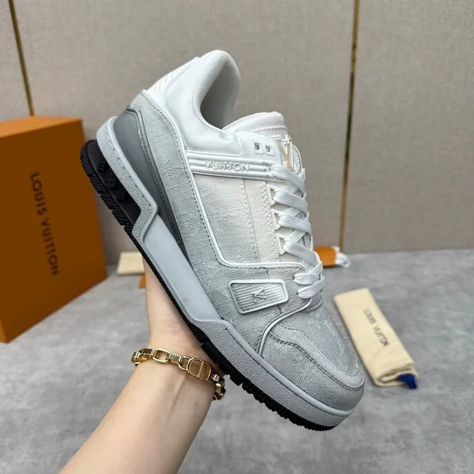 Neue strukturierte Sneaker