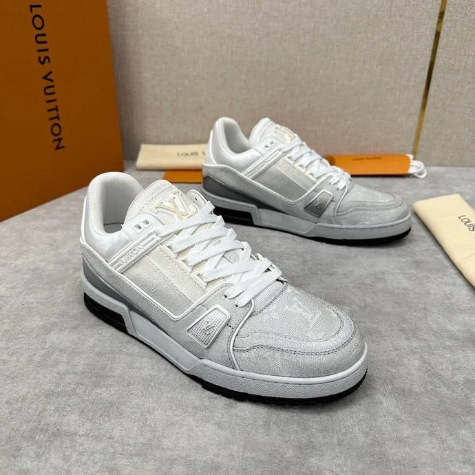 Neue strukturierte Sneaker