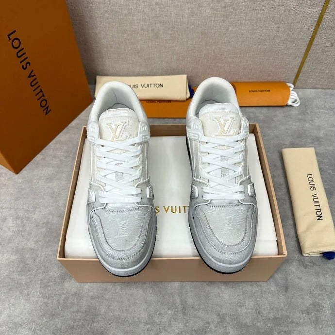 Neue strukturierte Sneaker