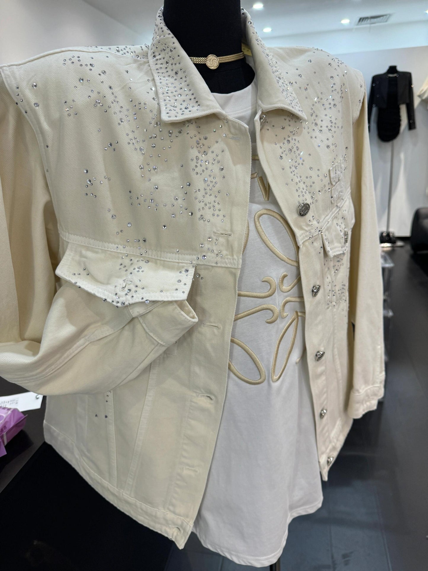 Jeansjacke mit Strasssteinen