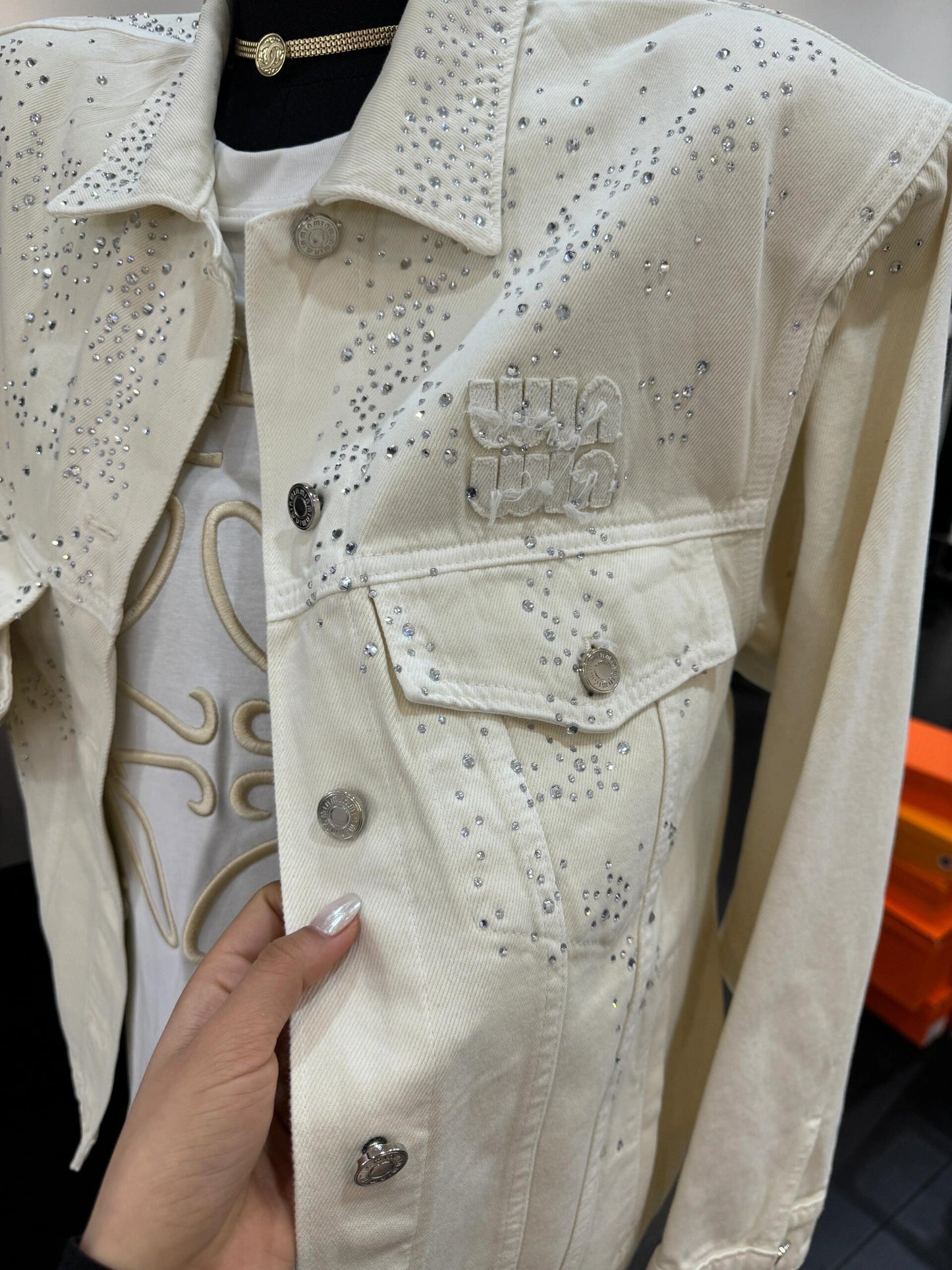 Jeansjacke mit Strasssteinen