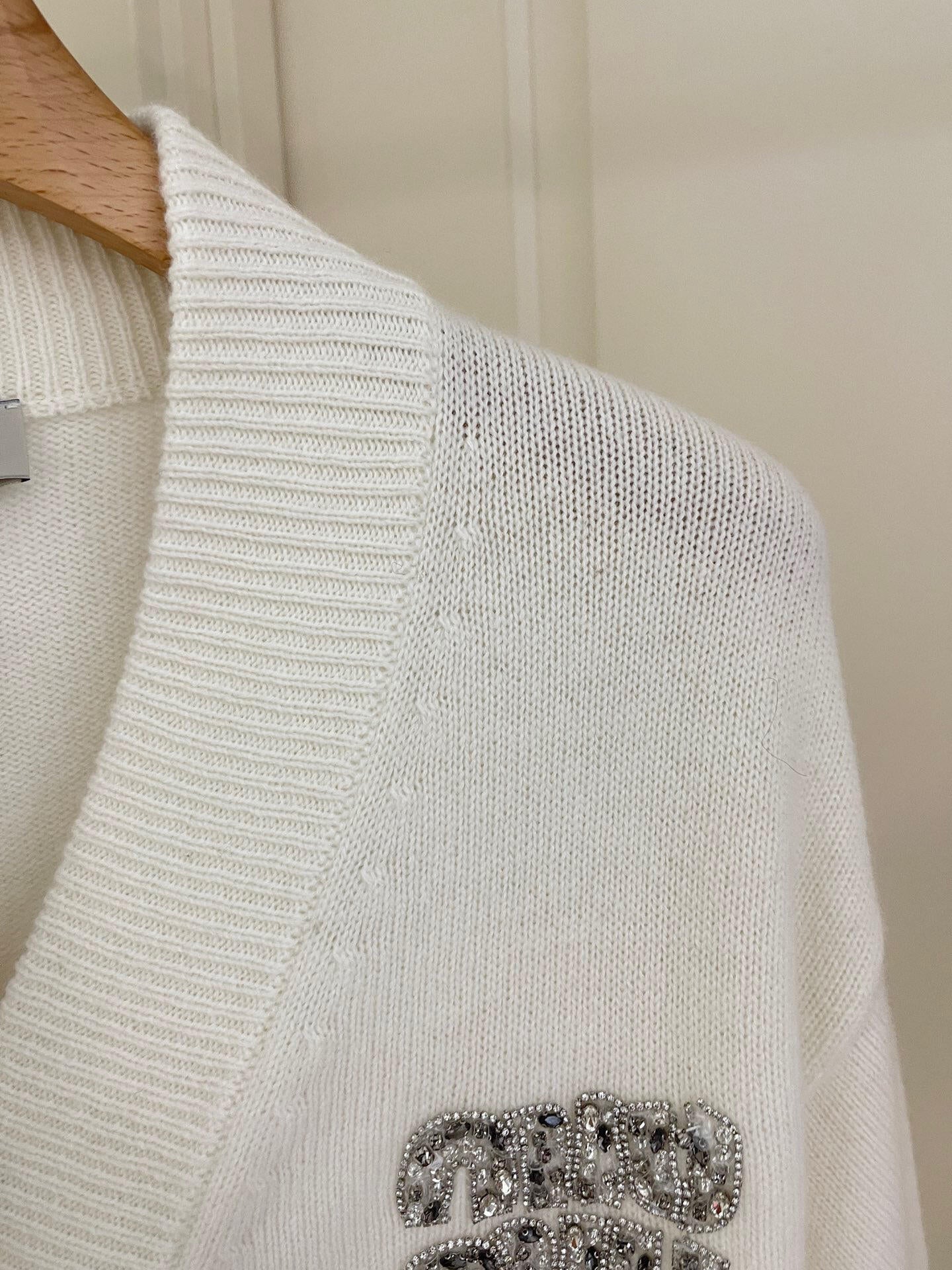 Strickjacke mit Strass-Logo