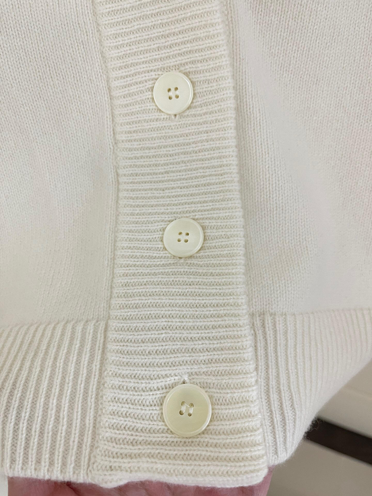 Strickjacke mit Strass-Logo