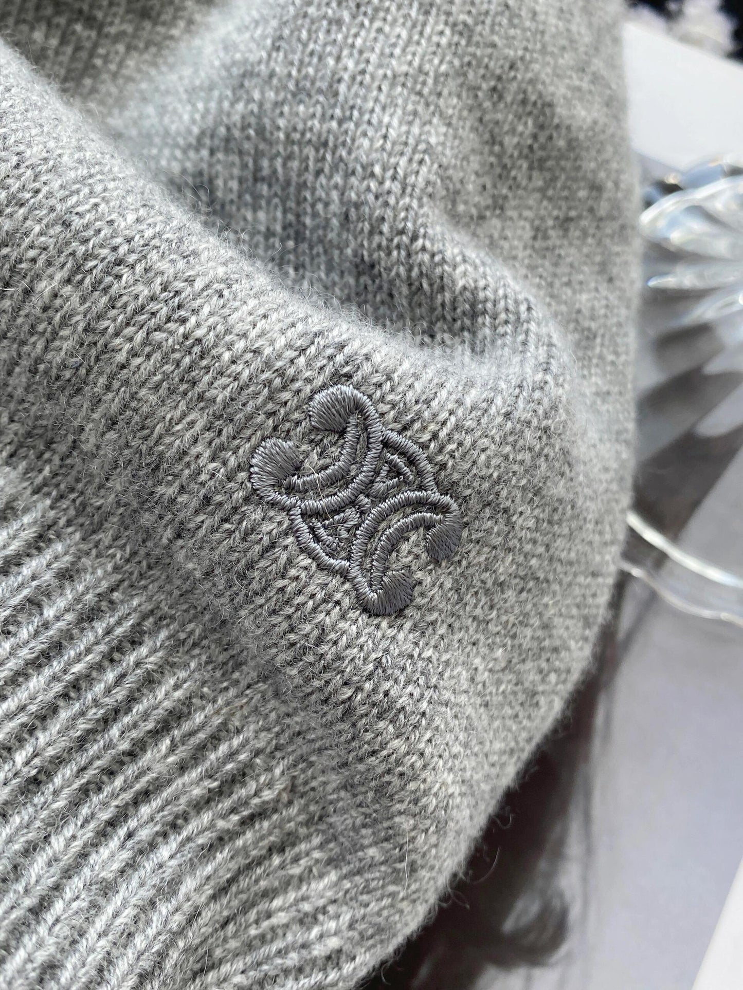 Kurzer Diamantkragen, kurze Ärmel aus Strick