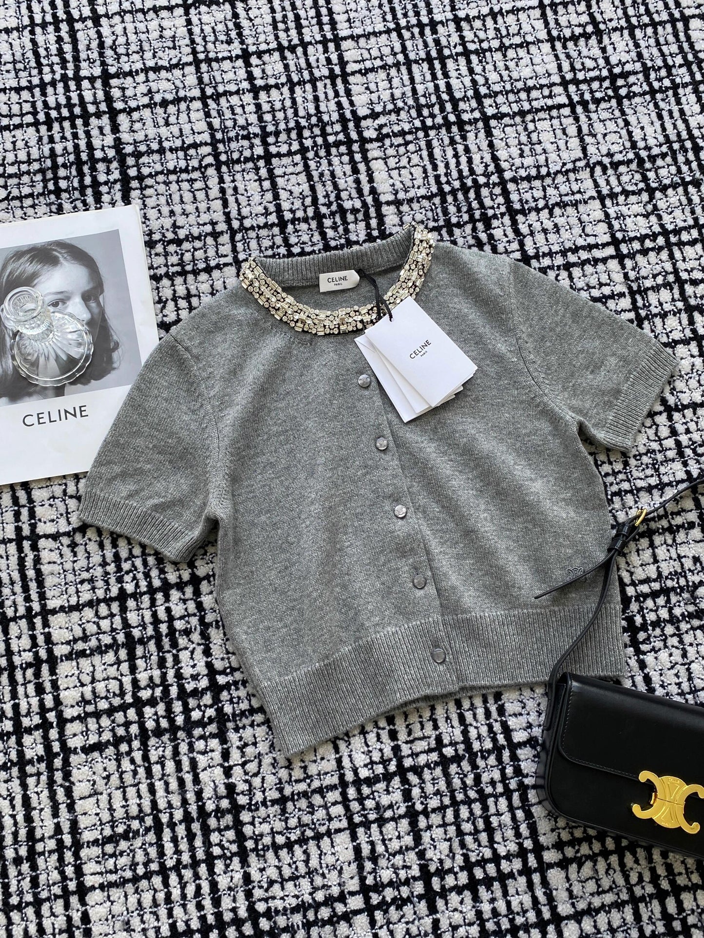 Kurzer Diamantkragen, kurze Ärmel aus Strick