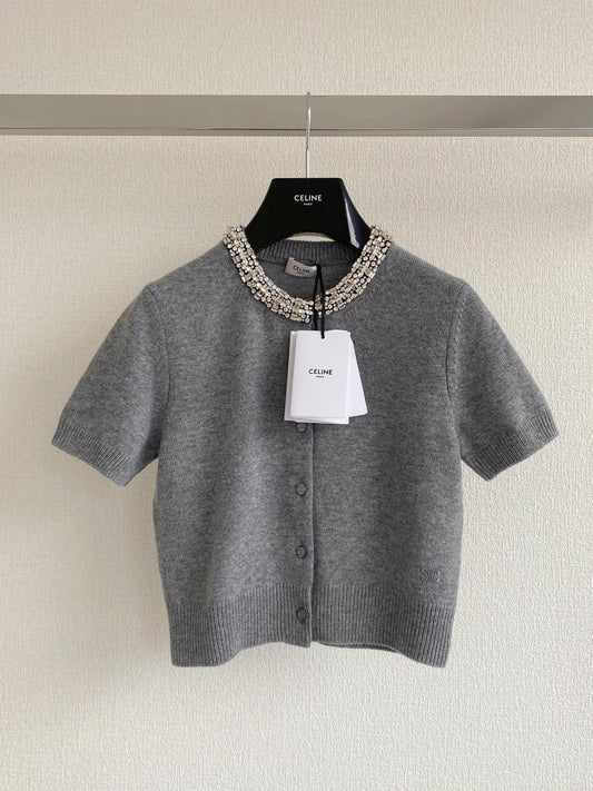 Kurzer Diamantkragen, kurze Ärmel aus Strick