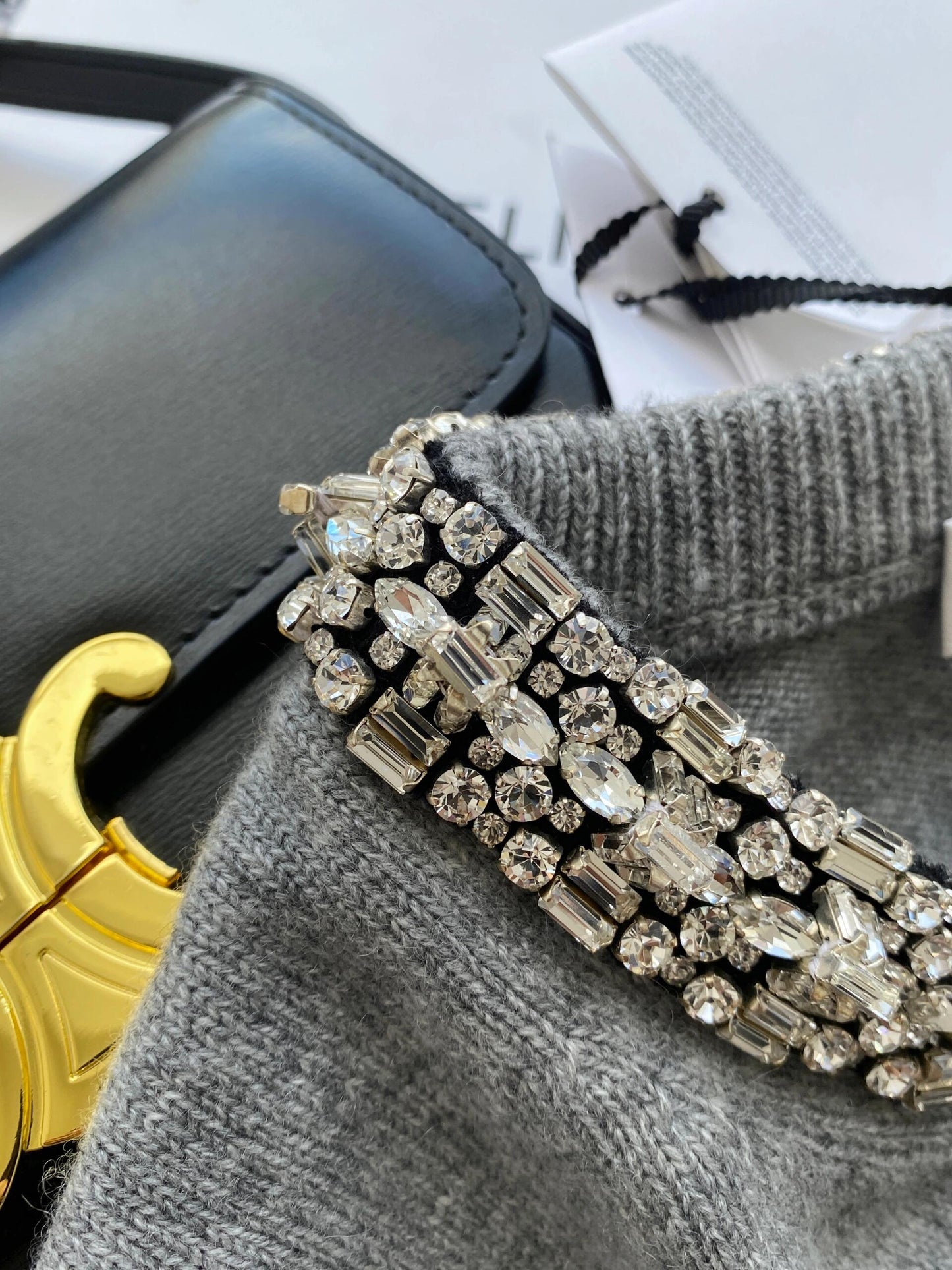 Kurzer Diamantkragen, kurze Ärmel aus Strick